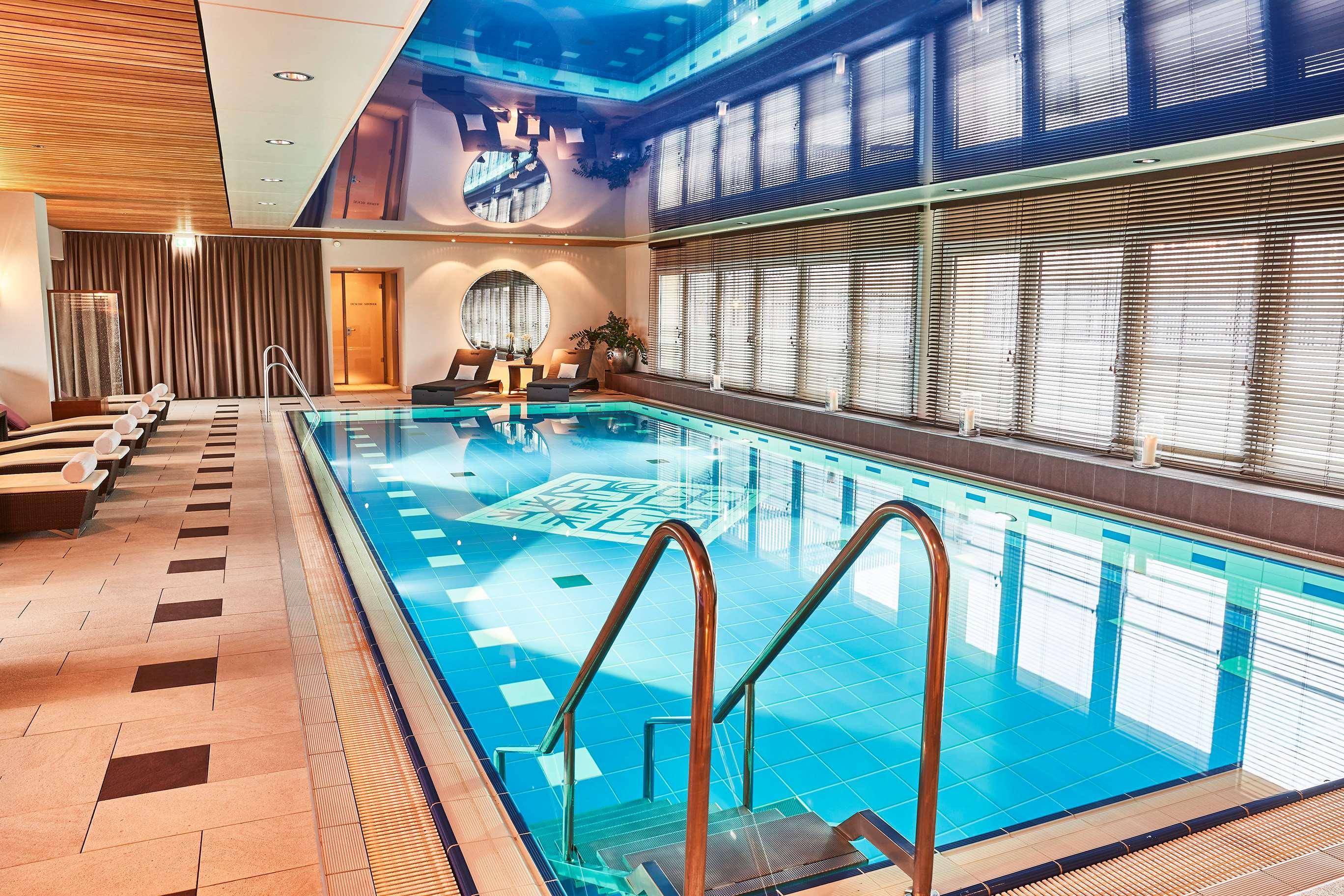 비에 야레스자이텐 켐핀스키 뮌헨 외부 사진 The pool at the 10118 Charlie's Club