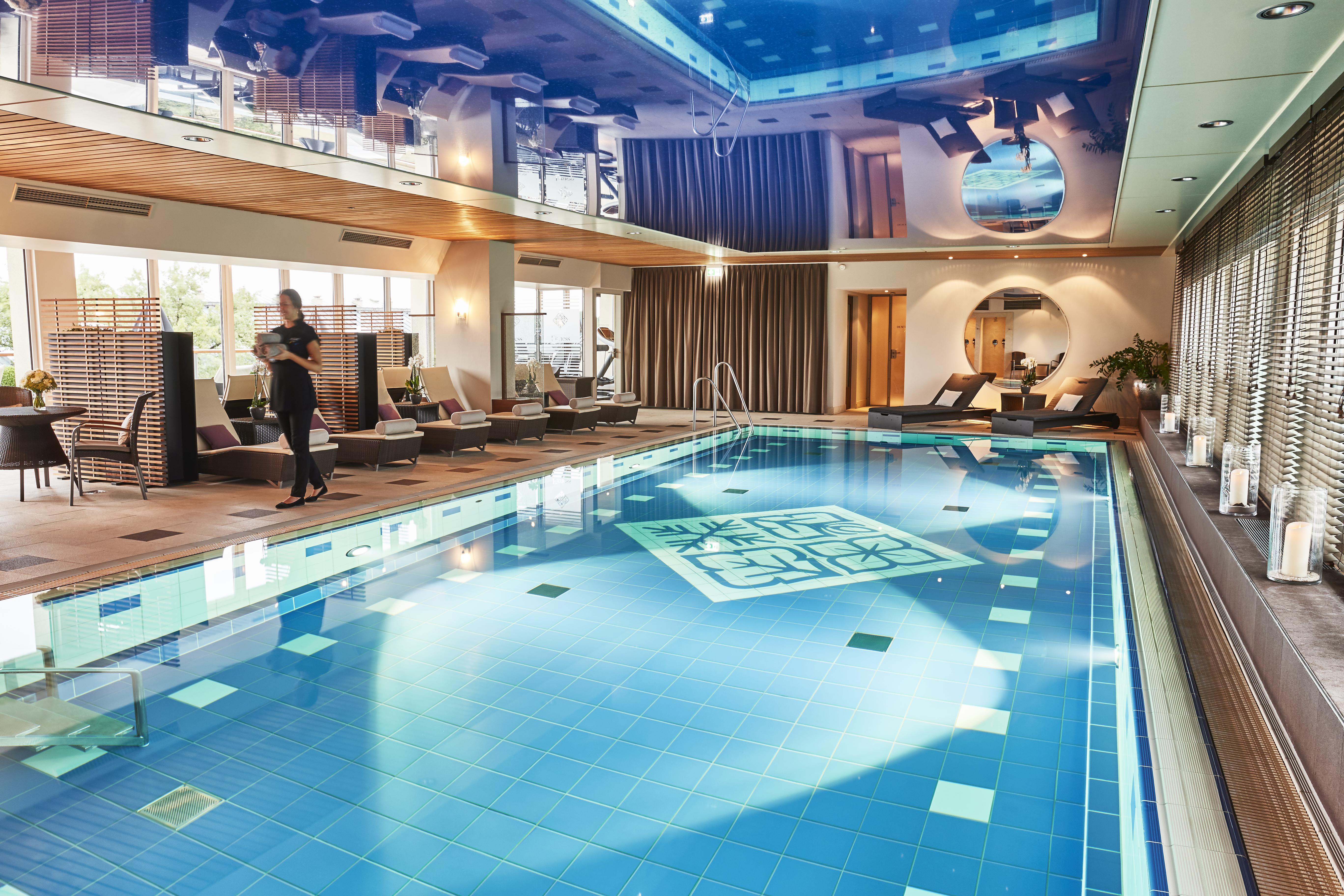비에 야레스자이텐 켐핀스키 뮌헨 외부 사진 The swimming pool at the Hotel