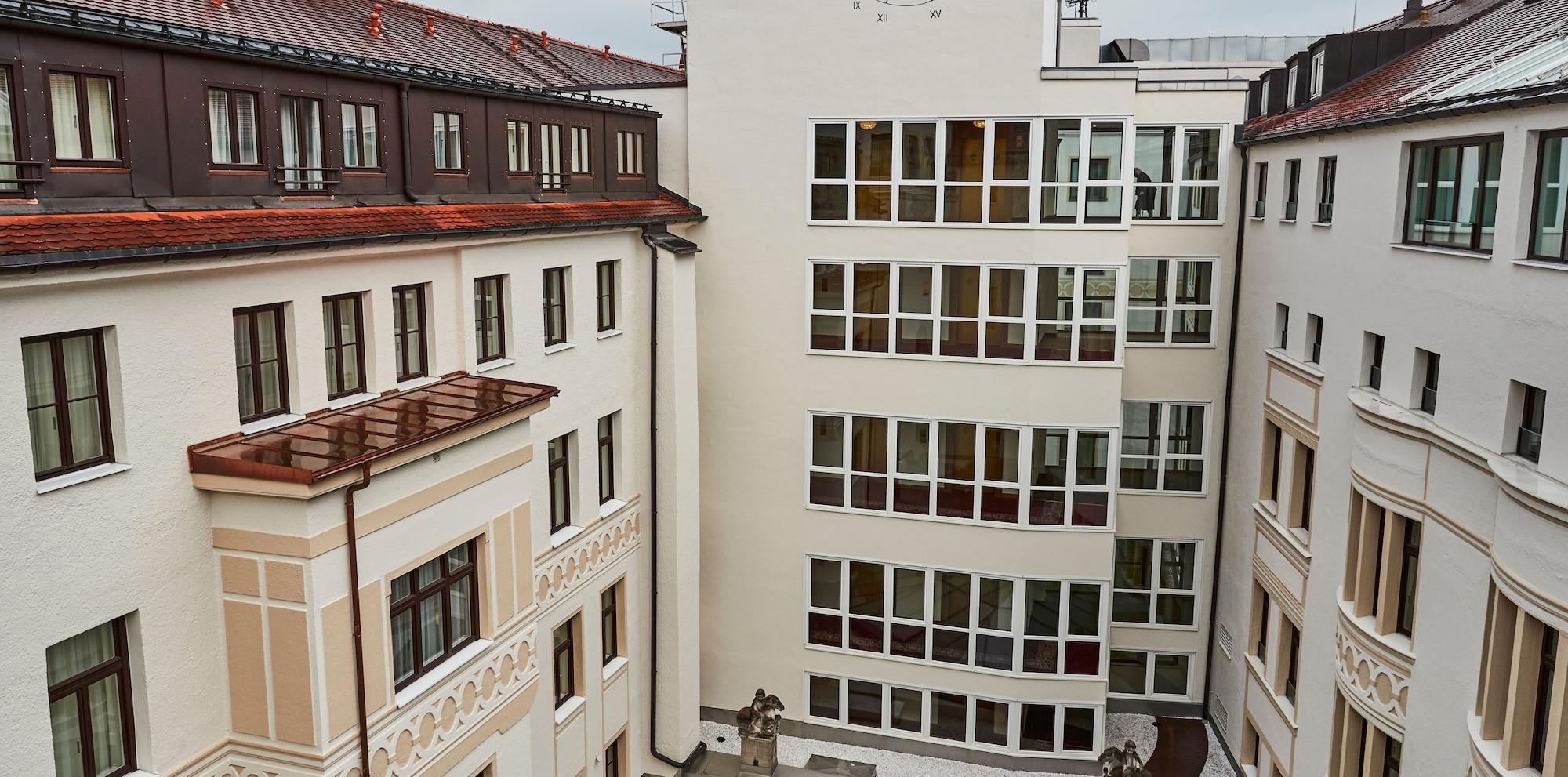비에 야레스자이텐 켐핀스키 뮌헨 외부 사진 The courtyard of the school