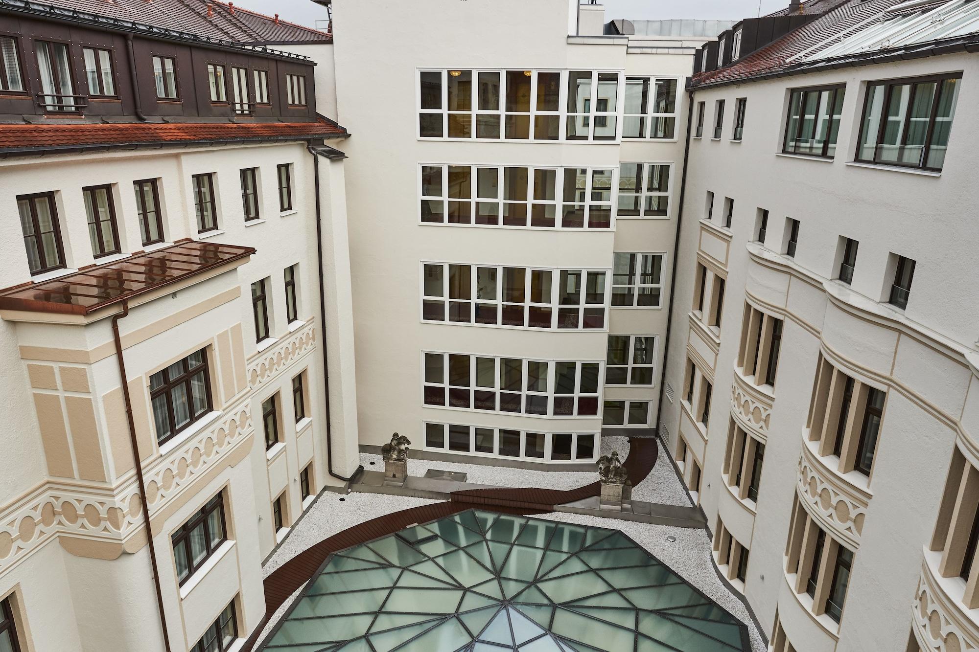 비에 야레스자이텐 켐핀스키 뮌헨 외부 사진 The courtyard of the university library