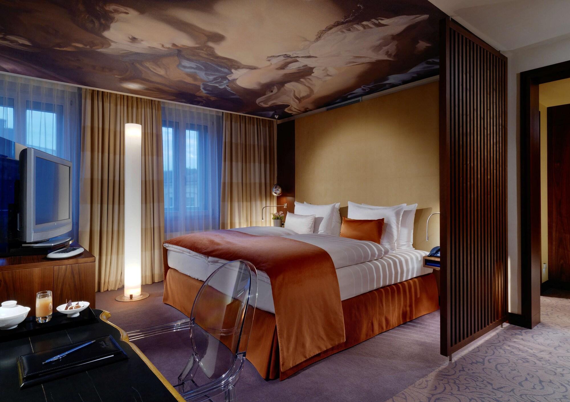비에 야레스자이텐 켐핀스키 뮌헨 외부 사진 A room at the Mandarin Oriental, Munich
