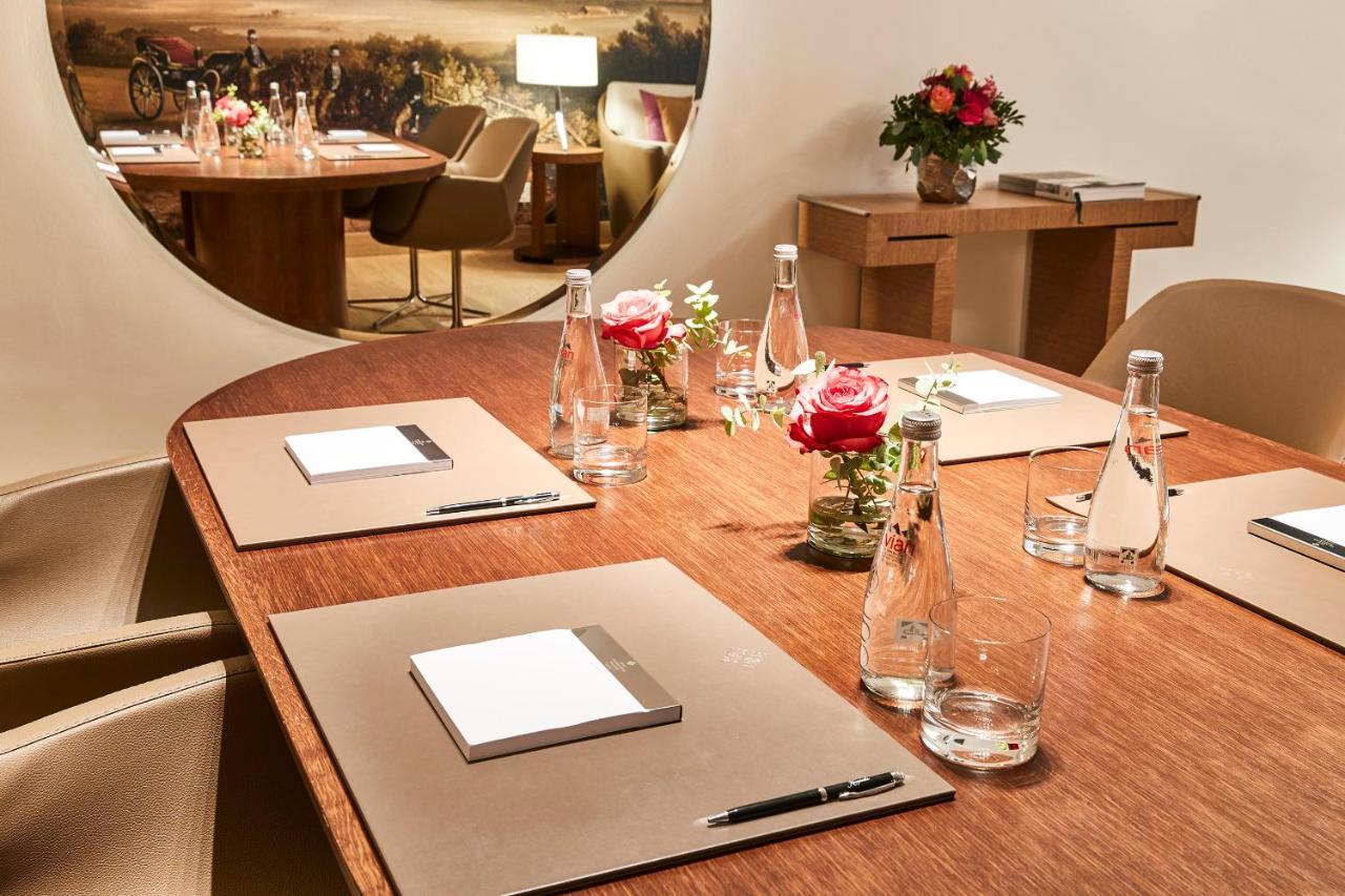 비에 야레스자이텐 켐핀스키 뮌헨 외부 사진 Meeting room at the Mandarin Oriental, London
